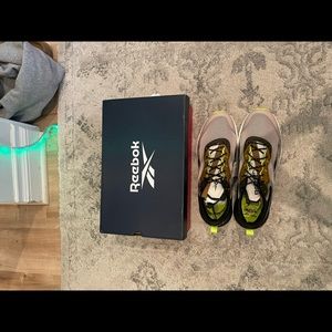 I’m selling Reebok brand new shoes